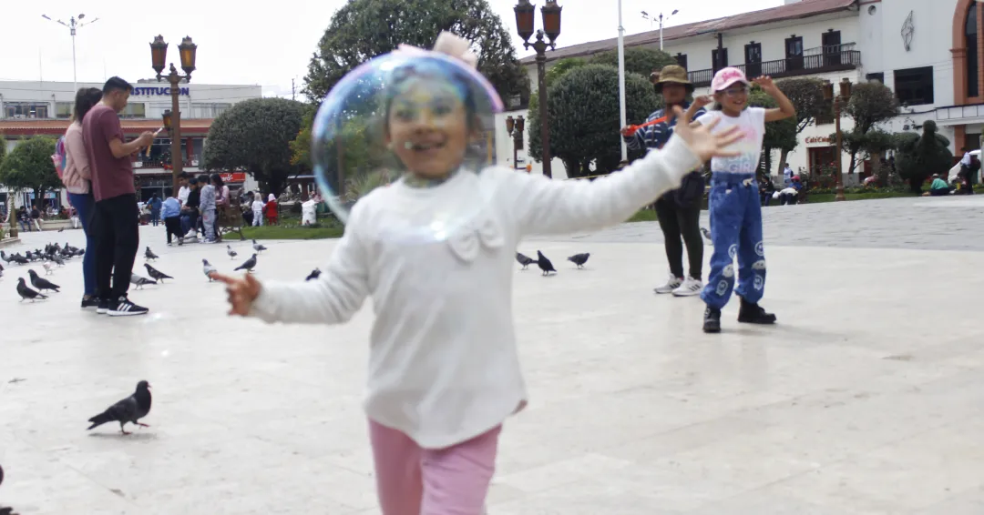 viajar; niña pequeña