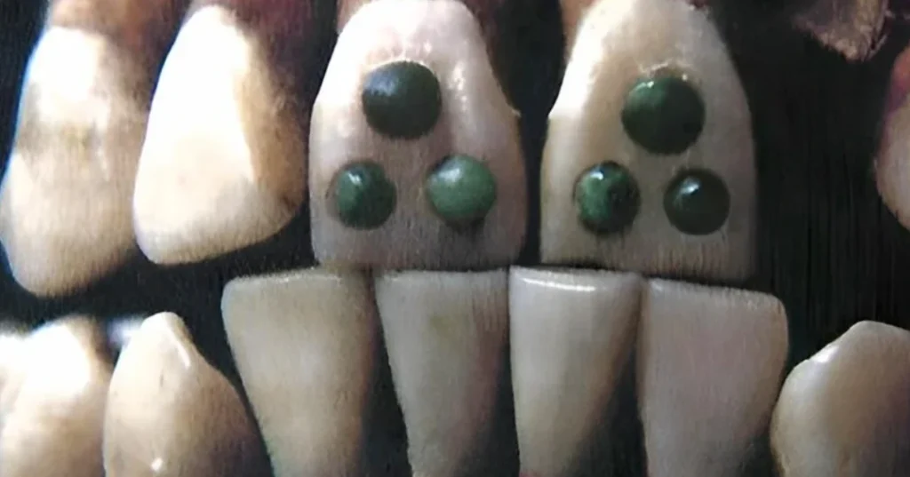 Niños mayas con incrustaciones dentales