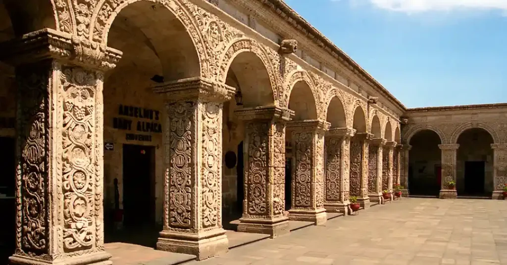 Iglesia y claustros de la Compañía